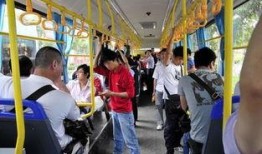 坐公交车拍到的爆料视频,惊现城市交通乱象，网友热议！”